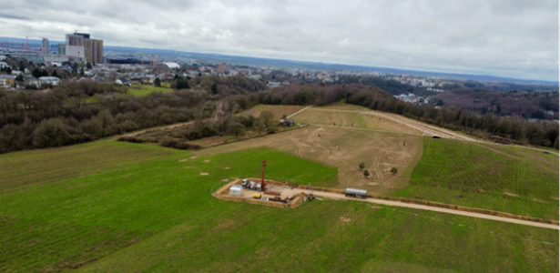 Luchtbeeld van de bouwsite van het warmtenetproject in Kirchberg, Luxemburg | C-energy